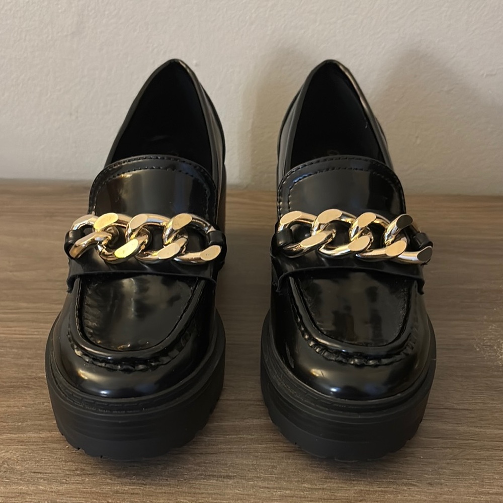 NEW Guess Loafers, Black and Gold